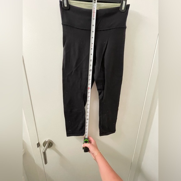 Lululemon reversible black/green cropped leggings with waistband pocket - Size 4 - Picture 11 of 12